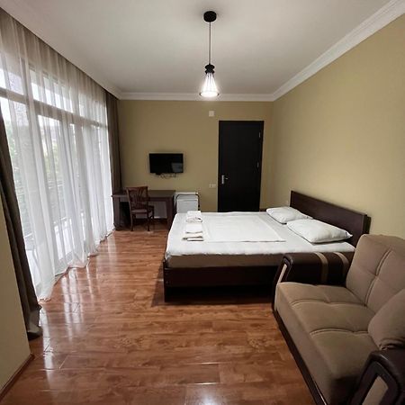 Guest House Madonna Kobuleti ภายนอก รูปภาพ