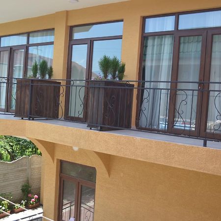 Guest House Madonna Kobuleti ภายนอก รูปภาพ