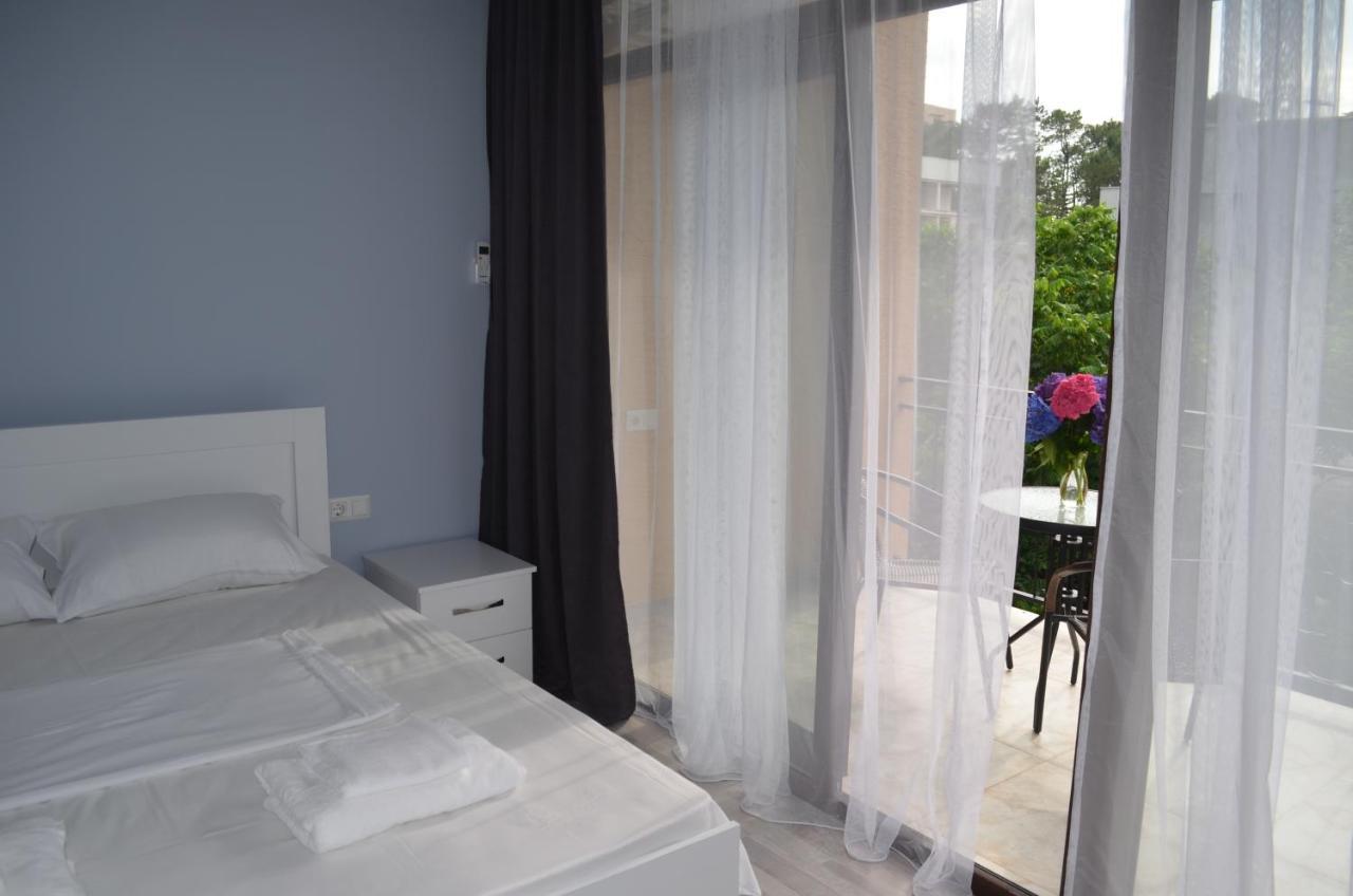 Guest House Madonna Kobuleti ภายนอก รูปภาพ