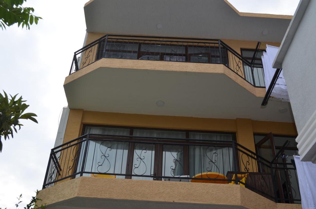 Guest House Madonna Kobuleti ภายนอก รูปภาพ
