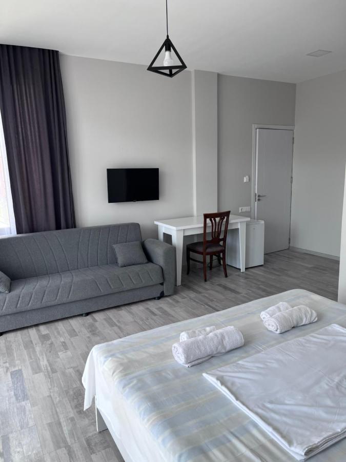 Guest House Madonna Kobuleti ภายนอก รูปภาพ