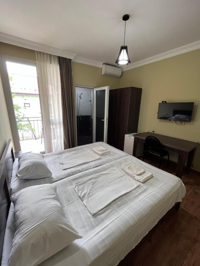 Guest House Madonna Kobuleti ภายนอก รูปภาพ