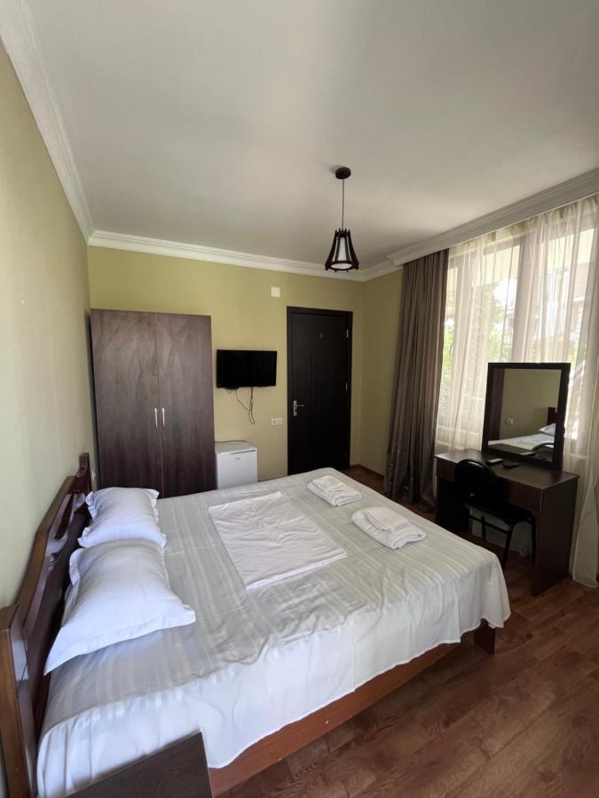 Guest House Madonna Kobuleti ภายนอก รูปภาพ