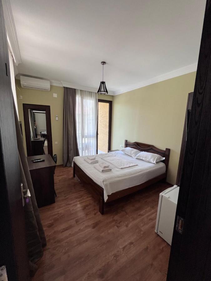Guest House Madonna Kobuleti ภายนอก รูปภาพ