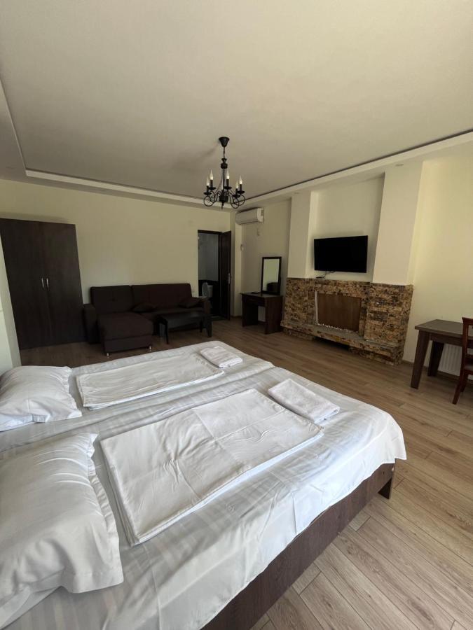 Guest House Madonna Kobuleti ภายนอก รูปภาพ