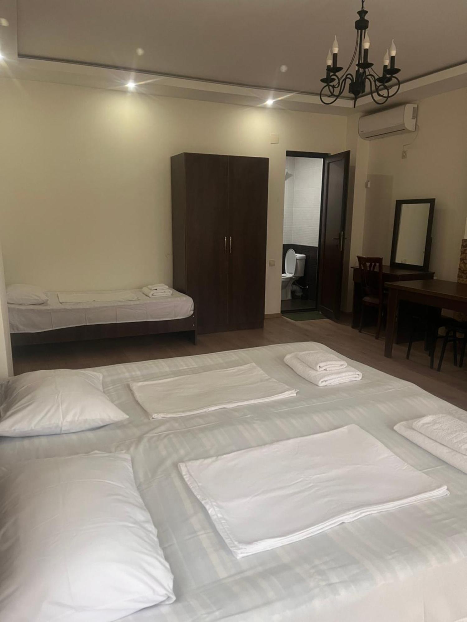 Guest House Madonna Kobuleti ภายนอก รูปภาพ