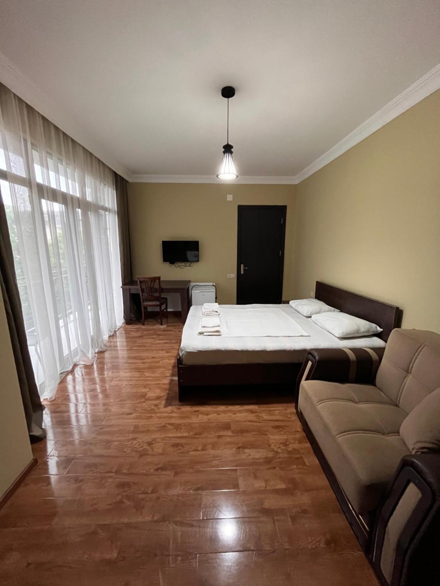 Guest House Madonna Kobuleti ภายนอก รูปภาพ