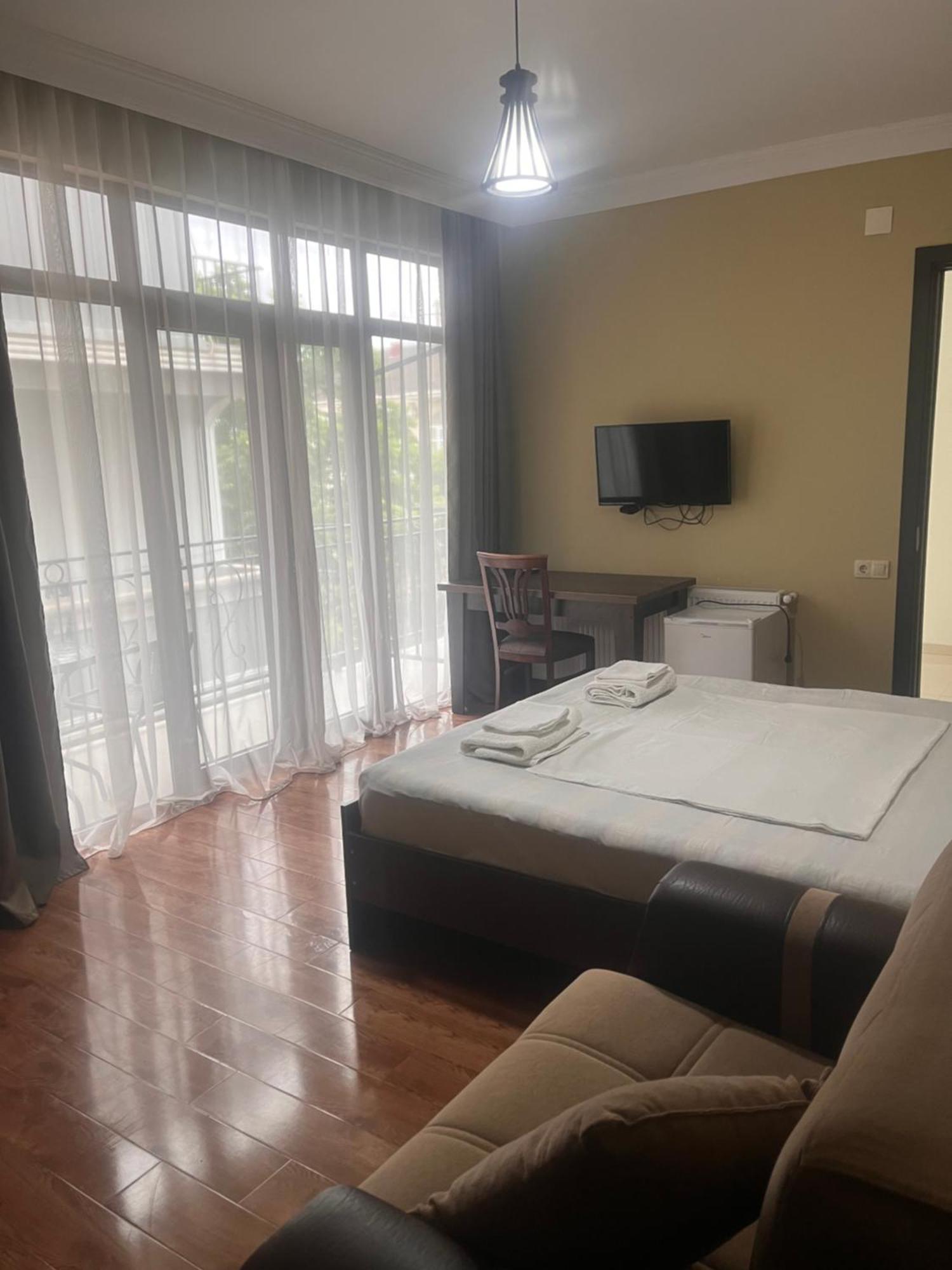 Guest House Madonna Kobuleti ภายนอก รูปภาพ