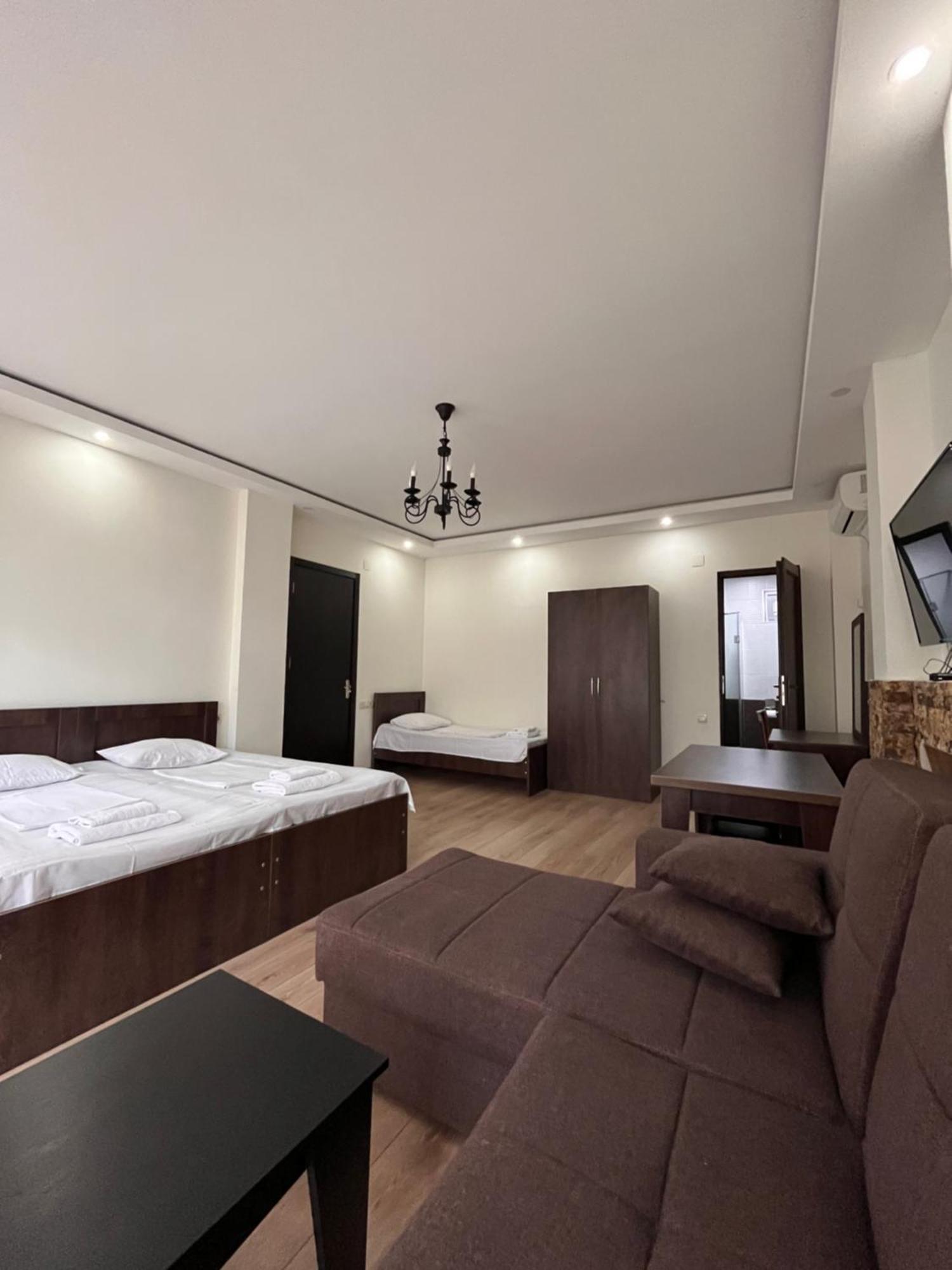 Guest House Madonna Kobuleti ภายนอก รูปภาพ