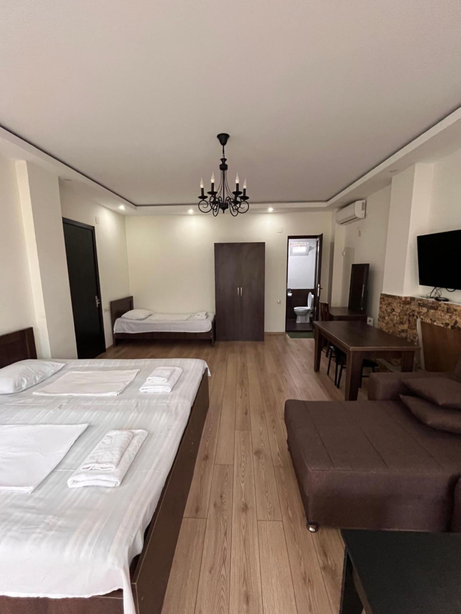Guest House Madonna Kobuleti ภายนอก รูปภาพ